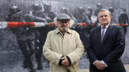 Warszawa, 17.09.2019. Wicepremier, minister kultury i dziedzictwa narodowego Piotr Gliński (P) i autor Jerzy Kalina (L) podczas odsłonięcia instalacji artystycznej „Szlaban. Przejścia Graniczne” na dziedzińcu Zamku Królewskiego. Fot. PAP/T. Gzell