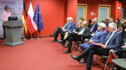 Warszawa, 17.09.2019. Wicepremier, minister nauki i szkolnictwa wyższego Jarosław Gowin (P) i niemiecka minister edukacji i badań naukowych Anja Karliczek (L) podczas uroczystości otwarcia dwóch Centrów Doskonałości Naukowej DIOSCURI w Instytucie Nenckiego. Fot. PAP/T. Gzell