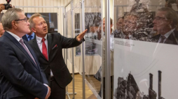 Łódź, 17.09.2019. Minister kultury i dziedzictwa narodowego Piotr Gliński (L) oraz dyrektor Muzeum Ziemi Wieluńskiej w Wieluniu Jan Książek (2L) podczas otwarcia wystawy „Wieluń miastem pokoju i pojednania”, w Instytucie Europejskim w Łodzi. Fot. PAP/M. Kliński