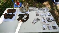 Gdańsk, 24.09.2019. Rzeczy polskich żołnierzy, znalezione przez zespół archeologów w miejscu, w którym była wartownia nr 5, zaprezentowane podczas konferencji prasowej na terenie bazy archeologicznej Muzeum Westerplatte i Wojny Obronnej 1939 roku – Oddziale Muzeum II Wojny Światowej w Gdańsku. Fot. PAP/M. Gadomski