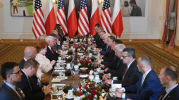 Warszawa, 02.09.2019. Prezydent RP Andrzej Duda (6P) oraz wiceprezydent USA Mike Pence (5L) podczas rozmów plenarnych delegacji w Sali Obrazowej Pałacu Prezydenckiego w Warszawie. PAP/R. Pietruszka