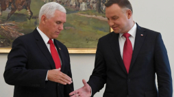 Warszawa, 02.09.2019. Prezydent RP Andrzej Duda (P) oraz wiceprezydent USA Mike Pence (L) przed rozmową w cztery oczy w Sali Białej Pałacu Prezydenckiego w Warszawie. PAP/R. Pietruszka