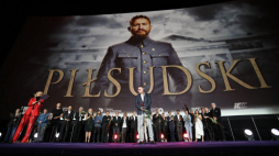 Warszawa, 05.09.2019. Reżyser Michał Rosa (C) podczas premiery swojego filmu "Piłsudski". PAP/W. Olkuśnik