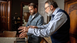 Aktor Borys Szyc (L) jako Józef Piłsudski i reżyser Michał Rosa na planie filmu „Piłsudski”. Fot. PAP/G. Michałowski