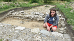 Kamil Karski podczas prac archeologicznych na terenie byłego niemieckiego nazistowskiego obozu KL Plaszow w Krakowie. 2017 r. Fot. PAP/J. Bednarczyk