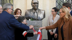 Były prezydent RP Bronisław Komorowski (L), wicemarszałek Sejmu Małgorzata Kidawa-Błońska (2L), uczestniczka Powstania Warszawskiego Wanda Traczyk-Stawska ps. Pączek (3L), prezydent Gdańska Aleksandra Dulkiewicz (2P), przewodnicząca Rady m.st. Warszawy Ewa Malinowska-Grupińska (P) podczas odsłonięcia popiersia Tadeusza Mazowieckiego. Fot. PAP/R. Pietruszka