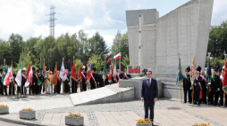 Mateusz Morawiecki przemawia podczas obchodów 39.rocznicy podpisania Porozumienia Jastrzębskiego przed pomnikiem Porozumienia Jastrzębskiego. Fot. PAP/A. Grygiel