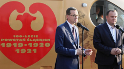 Premier Mateusz Morawiecki (L) oraz marszałek województwa śląskiego Jakub Chełstowski podczas inauguracji specjalnego pociągu Kolei Śląskich, kursującego pod nazwą „Powstaniec Śląski”. Fot. PAP/A. Grygiel