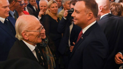 Prezydent Andrzej Duda (C) oraz syn generała Maczka Andrzej (L) podczas spotkania z przedstawicielami Polonii połączonego z ceremonią wręczenia odznaczeń państwowych w ambasadzie RP w Brukseli. Fot. PAP/P. Nowak
