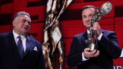 Prezydent RP Andrzej Duda (P) odebrał Nagrodę Prometejską im. Prezydenta Lecha Kaczyńskiego; redaktor naczelny „Gazety Polskiej” Tomasz Sakiewicz (L). Fot. PAP/W. Olkuśnik.