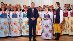 Koszęcin, 26.09.2019. Premier Mateusz Morawiecki podczas spotkania z Zespołem Pieśni i Tańca "Śląsk" im. Stanisława Hadyny. ( PAP/H. Bardo