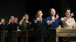 Spektakl „Nasza Klasa” w reż. Ondreja Spisaka – na zdjęciu: Magdalena Czerwińska, Izabela Dąbrowska, Anna Gryszkówna, Mariusz Drężek, Waldemar Barwiński, Leszek Lichota, Robert Majewski, Kamil Wróblewski, Marcin Sztabiński. Fot. TVP/PAP/I. Sobieszczuk