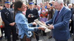 Włoska podróżniczka Paola Giacomini (L) po konnej podróży z Mongolii przywiozła do Krakowa tatarską strzałę, jaką wg legendy przebito szyję hejnalisty i przekazała ją na ręce prezydenta miasta Jacka Majchrowskiego (P). Fot. PAP/J. Bednarczyk