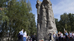 Byłe więźniarki obozu koncentracyjnego Stutthof Maria Kowalska (tyłem 3P) i Helena Majkowska (tyłem P) składa kwiaty przed Pomnikiem Walki i Męczeństwa, podczas obchodów 80. rocznicy pierwszego transportu więźniów do obozu Stutthof. Fot. PAP/A. Warżawa