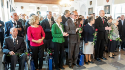 Działacze opozycji demokratycznej podczas uroczystości wręczenia Krzyży Wolności i Solidarności oraz Nagrodód Honorowych „Świadek Historii” w Sali Mieszczańskiej Ratusza Staromiejskiego w Toruniu. Fot. PAP/T. Żmijewski