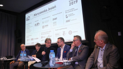 Od lewej: zastępca dyrektora Muzeum Warszawy Artur Zbiegieni, zastępca dyrektora biura Kultury m. st. Warszawy Małgorzata Naimska, dyrektor festiwalu Jerzy Kornowicz, dyrektor Polskiego Wydawnictwa Muzycznego Daniel Cichy, dyrektor Instytutu Adama Mickiewicza Krzysztof Olendzki oraz dyrektor Instytutu Muzyki i Tańca Maxymilian Bylicki podczas konferencji prasowej nt. 62. Międzynarodowego Festiwalu Muzyki Współczesnej „Warszawska Jesień”. Fot. PAP/W. Olkuśnik