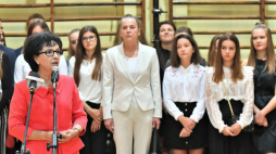 Jawor, 02.09.2019. Marszałek Sejmu Elżbieta Witek (L) podczas uroczystej inauguracji roku szkolnego 2019/2020 w I Liceum Ogólnokształcącym im. Księcia Bolka w Jaworze. (soa) PAP/M. Kulczyński