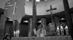 Ksiądz Jerzy Popiełuszko odprawia mszę świętą za Ojczyznę w kościele pw. św. Stanisława Kostki. Warszawa, 29.05.1983. Fot. PAP/G. Rogiński