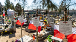 Bydgoszcz, 27.03.2019. Prace poszukiwawcze miejsc pochówku więźniów politycznych z lat 1945-1956, prowadzone przez pracowników Instytutu Pamięci Narodowej i wolontariuszy, w kwaterze więziennej tzw. "bydgoskiej Łączce", na cmentarzu komunalnym, 27 bm. przy ul. Kcyńskiej w Bydgoszczy. Fot. PAP/T. Żmijewski