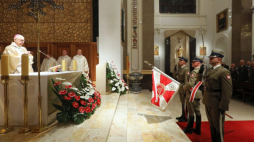 Warszawa, 08.10.2019. Przewodniczący Episkopatu Polski abp Stanisław Gądecki (L) przewodniczy mszy świętej z okazji obchodów 100-lecia ustanowienia Ordynariatu Polowego Wojska Polskiego, 8 bm. w Warszawie. Fot. PAP/P. Supernak