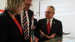 Warszawa, 02.10.2019. Dyrektor Archiwum IPN Marzena Kruk (L), prezes Związku Sokolstwa Polskiego w Ameryce Timothy Kuzma (P) oraz prezes IPN Jarosław Szarek (C) podczas konferencji w Centrum Edukacyjnym IPN „Przystanek Historia”, 2 bm. w Warszawie, nt. "Nieznane dokumenty w zbiorach Archiwum IPN". Fot. PAP/M. Marek