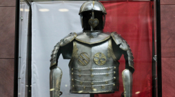 Warszawa, 03.10.2019. Wystawa „Z dumą o przeszłości, z odwagą o przyszłości”, prezentująca zbroję husarską z przełomu XVII/XVIII w., 3 bm. Zakup zbroi dla Muzeum Historii Polski w Warszawie sfinansowała Fundacja Orlen. Fot. PAP/M. Marek