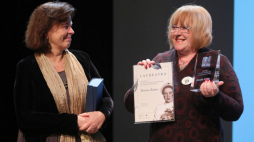 Laureatka Dorota Żuber (P) oraz współzałożycielka Fundacji Centrum Edukacji Obywatelskiej Alicja Pacewicz (L) podczas uroczystości przyznania nagrody im. Ireny Sendlerowej "Za naprawianie świata". Fot. PAP/P. Supernak