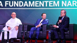 Łódź, 09.10.2019. Wicepremier, minister kultury i dziedzictwa narodowego Piotr Gliński (P) i dyrektor Narodowego Centrum Kultury dr. hab. Rafał Wiśniewski (C) oraz o. Andrzej Bujnowski (L) podczas otwarcia Kongresu Kultury Polskiej w Łódzkiej Specjalnej Strefie Ekonomicznej, 9 bm. Fot. PAP/G. Michałowski
