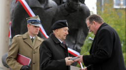 Warszawa, 08.10.2019. Prezes Ogólnopolskiego Związku Żołnierzy Batalionów Chłopskich płk Zbigniew Zaborowski (C) oraz szef Urzędu ds. Kombatantów i Osób Represjonowanych Jan Józef Kasprzyk (P) podczas uroczystości odsłonięcia Pomnika Żołnierzy Batalionów Chłopskich i Ludowego Związku Kobiet, 8 bm. przy zbiegu ulic Czerniakowskiej i Nehru w Warszawie. 8 października 2019 przypada 79. rocznica powołania organizacji zbrojnej Bataliony Chłopskie. Fot. PAP/M. Obara