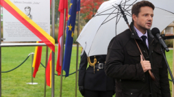 Warszawa, 02.10.2019. Prezydent Warszawy Rafał Trzaskowski (P) podczas Dni Pamięci Pawiaka - odsłonięcia skweru Tadeusza Zawadzkiego "Zośki", 2 bm. w Warszawie. Fot. PAP/T. Gzell