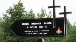 Drogowskaz do mogił zbiorowych w lesie koło Białut – 12tys. osób zamordowanych przez hitlerowców. Źródło: Wikipedia Commons