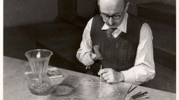 Stefan Kątski w trakcie tworzenia dekoracji kurdybanowej (Montreal, lata 50.). Źródło: Wikimedia Commons