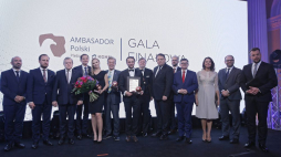 Laureaci konkursu KGHM Ambasador Polski 2019 oraz wicepremier, minister kultury i dziedzictwa narodowego Piotr Gliński (3L), Przemysław Babiarz (4L), prezes KGHM Marcin Chludziński (5P), wiceminister energii Adam Gawęda (4P), prowadząca galę Anna Popek (3P) i dyrektor komunikacji korporacyjnej w KGHM Piotr Chęciński (P). Fot. PAP/L. Szymański 