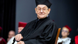 Toruń, 01.01.2010. Historyk prof. Norman Davies otrzymał tytuł doktor honoris causa UMK, podczas inauguracji roku akademickiego 2019/2020 na Uniwersytecie Mikołaja Kopernika.  PAP/T. Żmijewski