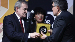 Prezes Instytutu Wzornictwa Przemysłowego Bożena Gargas (C) oraz minister kultury i dziedzictwa narodowego Piotr Gliński (L) wręczają nagrodę przedstawicielowi firmy Fakro (P) podczas gali 26. edycji ogólnopolskiego konkursu „Dobry Wzór”. Fot. PAP/T. Gzell