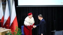 Warszawa, 04.10.2019. Prezydent Andrzej Duda i rektor uczelni dr hab. Maciej Rogalski podczas inauguracji roku akademickiego 2019/2020 na Uczelni Łazarskiego. PAP/L. Szymański