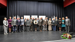 Marszałek Sejmu Elżbieta Witek (C) podczas uroczystości odznaczenia byłych działaczy opozycji niepodległościowej z lat 1956 - 1989 w Lubinie. PAP/S. Borowski