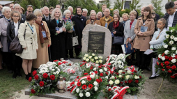 Wiceminister kultury i dziedzictwa narodowego Magdalena Gawin (C) z przedstawicielami rodziny uhonorowanego, podczas odsłonięcia pomnika upamiętniającego Franciszka Andrzejczyka zamordowanego za ratowanie Żydów. Fot. PAP/A. Reszko