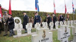 Weterani 1. Dywizji Pancernej gen. Stanisława Maczka podczas uroczystości na Polskim Honorowym Cmentarzu Wojskowym w Bredzie-Ginneken. 27.10.2019. Fot. PAP/L. Szymański