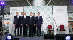 Warszawa, 08.10.2019. Od lewej: Grzegorz Michorek, Bartosz Skaldawski, Wojciech Kolarski, Piotr Gliński, Jan Kowalski i Armen Konrad Artwich podczas wernisażu wystawy „Najcenniejsze dziedzictwo. Odkryj nasze Pomniki Historii”. PAP/M. Marek