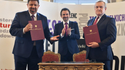 Wicepremier, minister kultury Piotr Gliński (P), marszałek województwa łódzkiego Grzegorz Schreiber (L) i dyrektor Teatru Wielkiego w Łodzi Dariusz Stachura podczas uroczystości podpisania listu intencyjnego ws. współprowadzenia przez MKiDN Teatru Wielkiego w Łodzi. Fot. PAP/G. Michałowski
