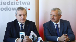 Wicepremier, minister kultury i dziedzictwa narodowego Piotr Gliński (L) oraz minister cyfryzacji Marek Zagórski podczas podpisania umów na cyfryzację Gminnych Ośrodków Kultury w Bibliotece Publicznej w Nurze. Fot. PAP/R. Guz