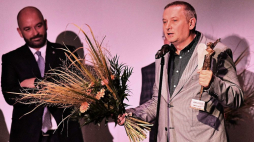 Georgi Gospodinow odebrał Literacką Nagrodę Europy Środkowej Angelus za powieść „Fizyka smutku” podczas uroczystej gali w Teatrze Muzycznym Capitol we Wrocławiu. Fot. PAP/S. Borowski