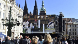 Transmisja mszy pogrzebowej Karela Gotta w praskiej katedrze. Fot. PAP/CTK