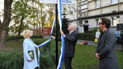 Prezydent Krakowa Jacek Majchrowski (C), Magdalena Zawadzka-Holoubek (L) i Jan Holoubek (P) podczas uroczystości nadania imienia Gustawa Holoubka skwerowi u zbiegu ulic Fałata i Kraszewskiego w Krakowie. Fot. PAP/J. Bednarczyk