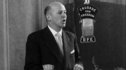 Jan Nowak-Jeziorański - dyrektor Rozgłośni Polskiej Radia Wolna Europa przemawia podczas 5-tej rocznicy powstania Rozgłośni Polskiej; widoczny mikrofon z logo Radia Wolna Europa. 1957 r. Fot. NAC