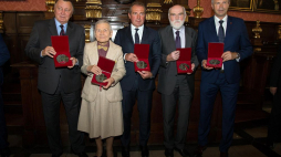 Od lewej: Marek Józwik, Krystyna Chojnowska-Liskiewicz, Marek Koźminski, Maciej Pietrzyk i Bogdan Wenta podczas uroczystości wręczenia Medalu Kalos Kagathos 2019. Fot. PAP/Art Service