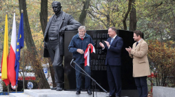 Wnuk Wojciecha Korfantego Feliks Korfanty (L), prezydent RP Andrzej Duda (C) oraz prezydent Warszawy Rafał Trzaskowski podczas uroczystego odsłonięcia pomnika Wojciecha Korfantego u zbiegu Al. Ujazdowskich i ul. Agrykola w Warszawie. Fot. PAP/T. Gzell