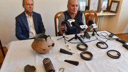 Kierownik działu archeologii placówki Małgorzata Cieślak-Kopyt (P) oraz kierownik delegatury wojewódzkiego urzędu ochrony zabytków Witold Bujakowski (L) podczas uroczystości przekazania do zbiorów Muzeum im. Jacka Malczewskiego w Radomiu znaleziska archeologicznego. Fot. PAP/P. Polak
