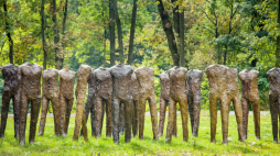 „Caminando” Magdaleny Abakanowicz. Źródło: DESA Unicum